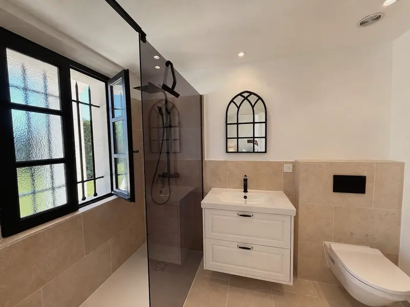 Baño con ventanas que dan al jardín