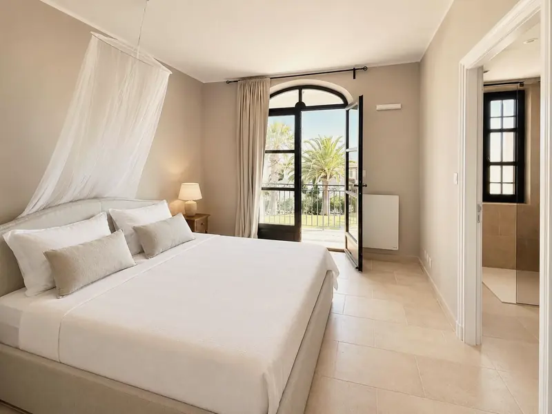 Dormitorio con cama con dosel y puertas acristaladas en arco