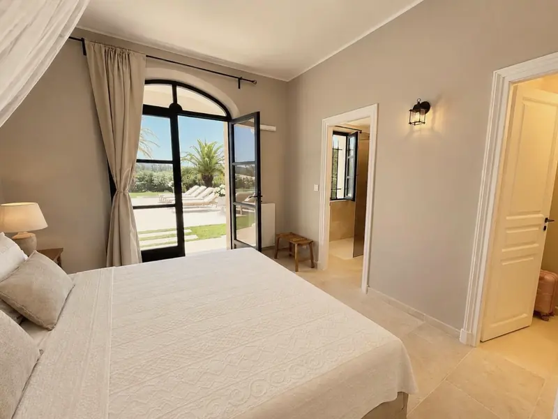 Dormitorio con puertas a la terraza de la piscina