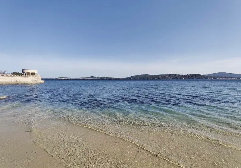 La playa privada de la urbanización, con vistas al golfo