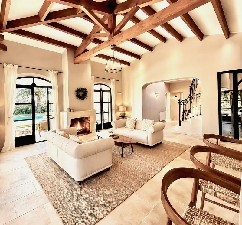 Salón con vigas de roble y chimenea