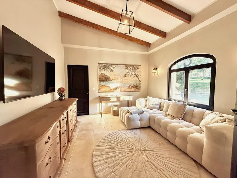 Sala de estar con sofá modular y ventana en arco