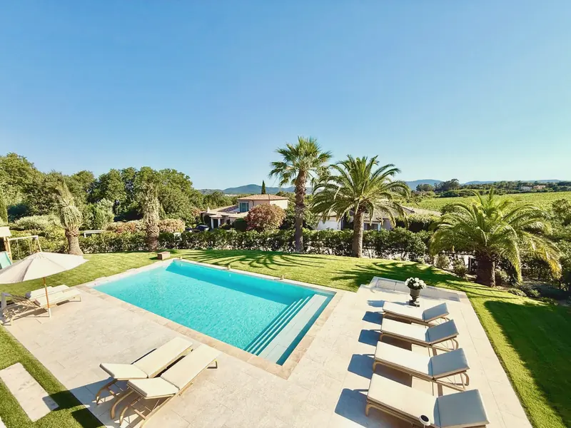La piscina y el césped desde el balcón de la planta alta