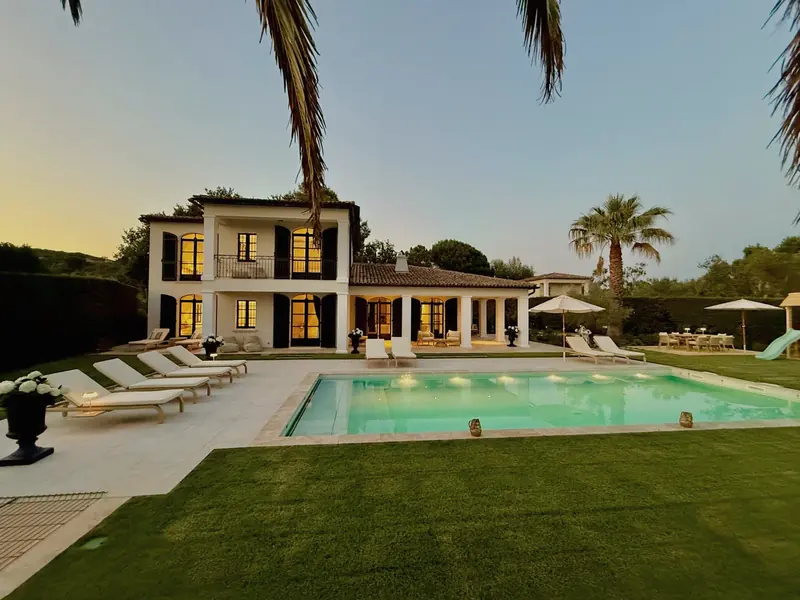 La villa y la piscina al anochecer