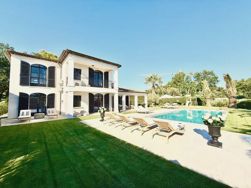 La villa de dos plantas con contraventanas negras