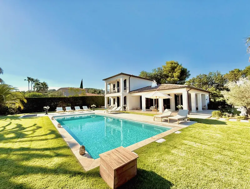 La villa y la piscina con el sol de la tarde