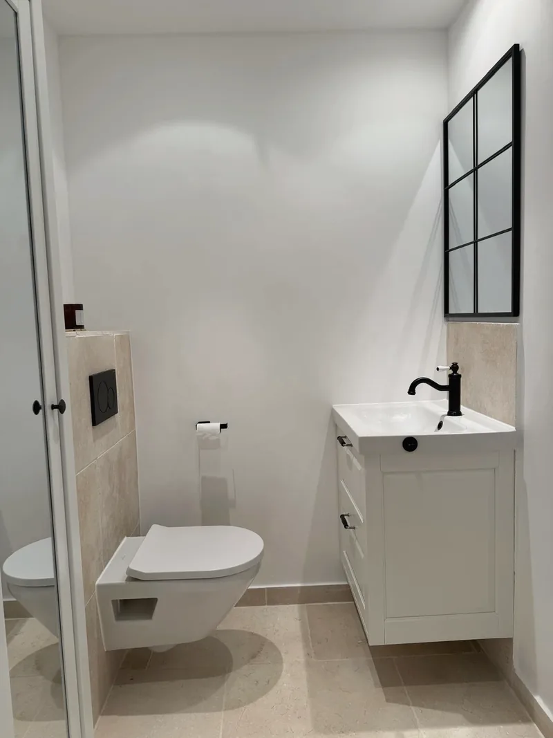Aseo de cortesía en la planta baja, junto al salón, con lavabo